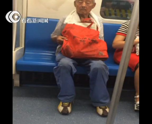 网友实拍地铁9号线上老人骚扰邻座女生