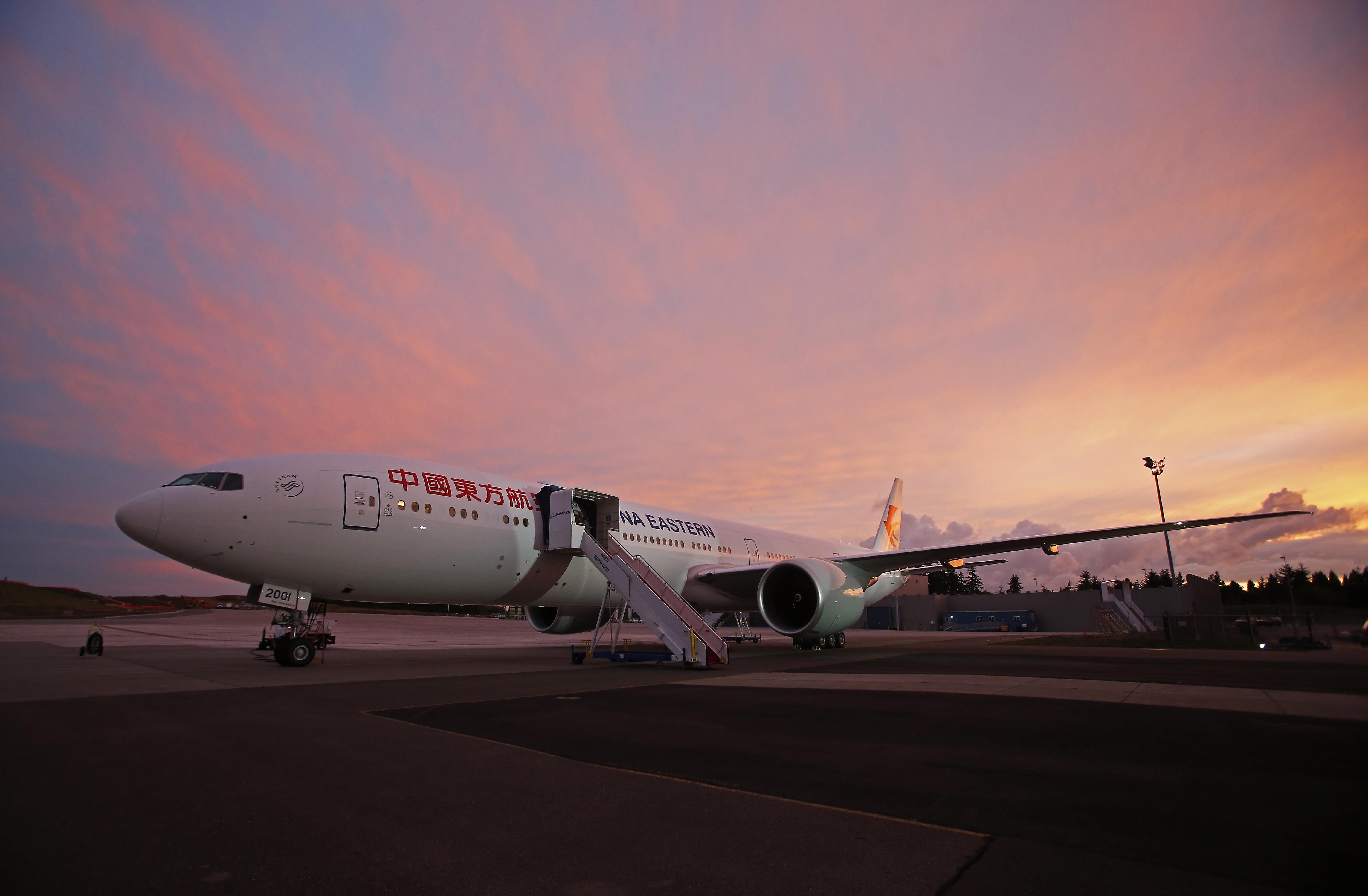 东航涂装C919首次亮相：中国商飞将在12月向首个客户交付客机_架飞机_公司_认证