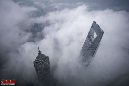 2015年5月15日，暴雨中的上海环球金融中心(右)和金茂大厦。