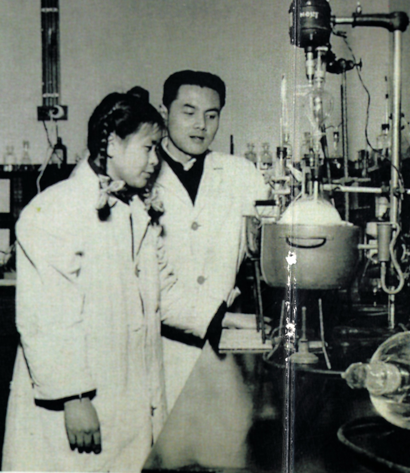 7 1956年在上海药物所实验室.jpg