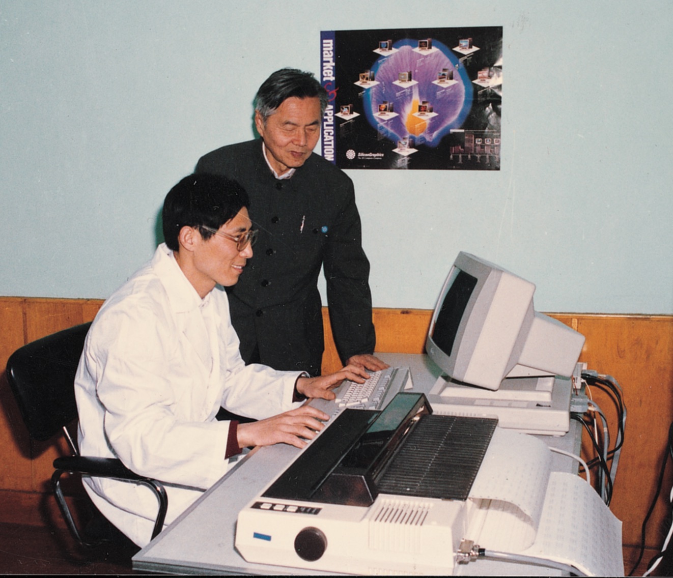 2 1980年与研究生陈凯先讨论.jpg