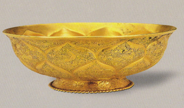鸳鸯莲瓣纹金碗，唐代（公元618年～公元907年），陕西西安市何家村窖藏出土，陕西历史博物馆藏。.png