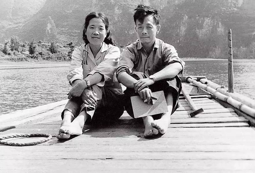 ▲1963年，周令钊和夫人陈若菊在广西漓江船上.jpg