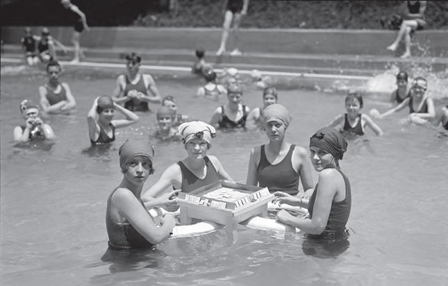 约1924年玩水上麻将的美国女性_副本.png