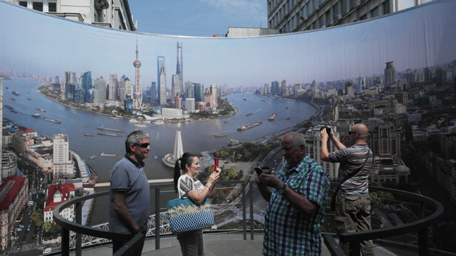 贝尔格莱德市民观看“360度上海”体验型图片展.JPG