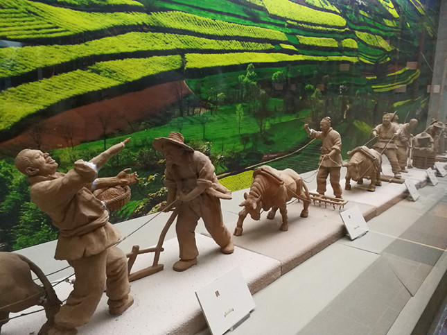 中国农业历史博中国物馆内，“中国传统农业精耕细作体系”雕塑（1）。韩宏摄.jpg