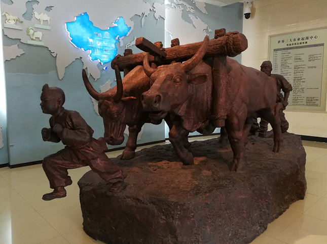 中国农业历史博物馆内的主题雕塑。韩宏摄.jpg