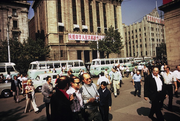▲1973年， 费交乐队成员参观上海城市景观.jpg