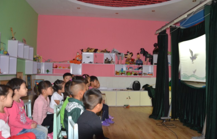 回到草原后的蒙古族幼儿园老师们，在所学基础上融入了蒙古族的文化风俗，研发了新的皮影剧目，让海派皮影戏在草原绽放不一样的风采2.png