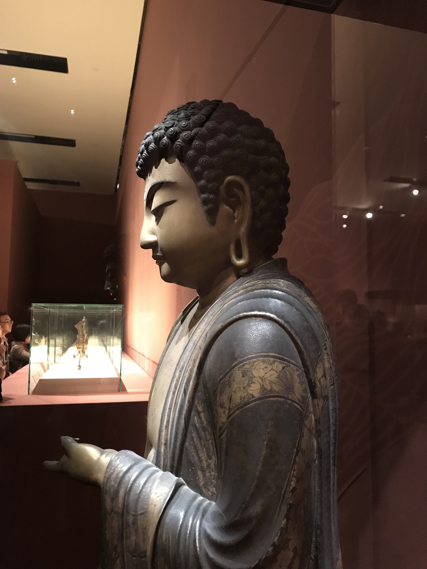 “殊方共享——丝绸之路国家博物馆文物精品展”展出的东京国立博物馆藏13世纪阿弥陀如来立像.jpg