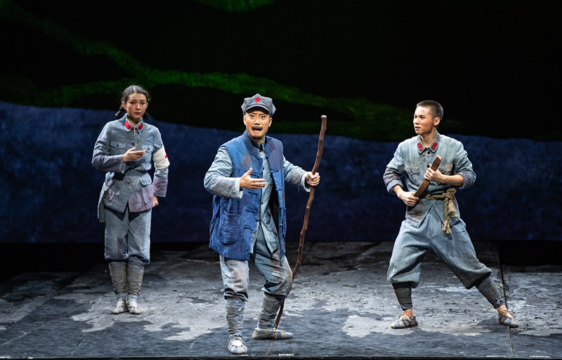 《红军故事》 “半截皮带” 王珺饰白洁（左）李博饰刘红根（中）赵辉辉饰周国才  摄：李春来.jpg