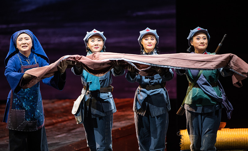 《红军故事》 ”半条棉被“袁慧琴饰徐解秀（左一）周婧饰冯康茹（左二） 郭霄饰谢梦溪（右二）郭凡嘉饰丁胜男（右一）  摄：李春来.jpg