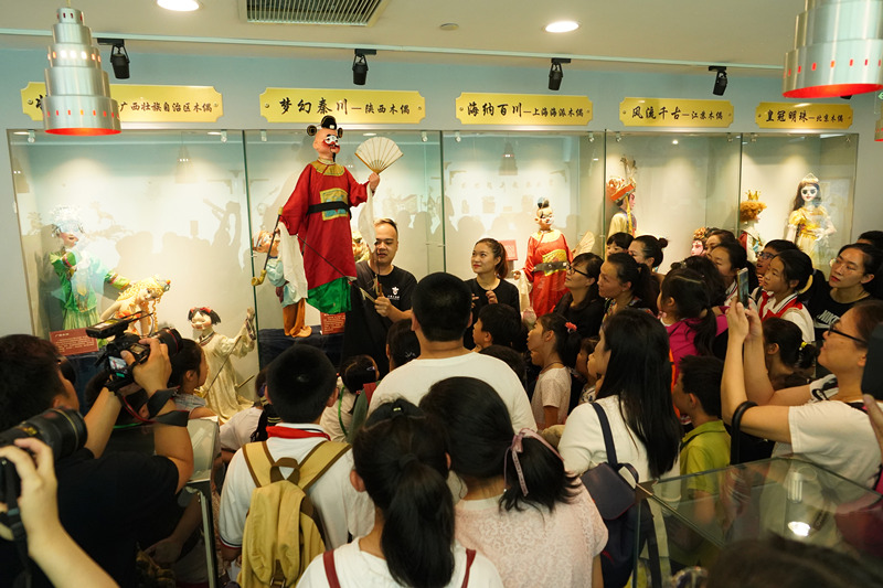 木偶演员作为讲解员带领观众参观展示厅，橱窗里展示的木偶出现在演员手上为观众带来现场表演.JPG
