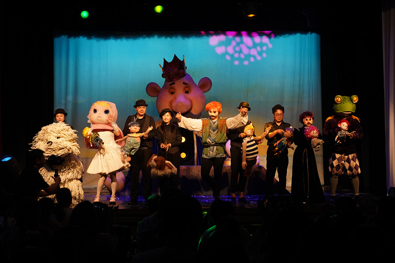 《小人国与大人国》演员在舞台上谢幕.JPG
