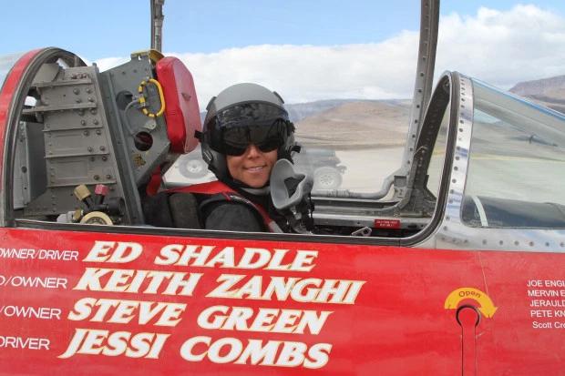 美国飞车女王测试高速赛车遇难,时速达778公里,事故现场惨烈