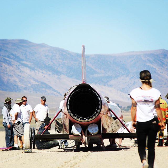 美国飞车女王测试高速赛车遇难,时速达778公里,事故现场惨烈