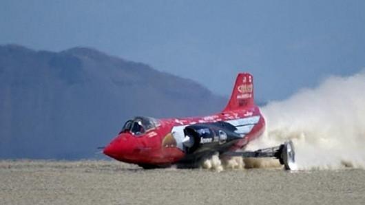 美国飞车女王测试高速赛车遇难,时速达778公里,事故现场惨烈