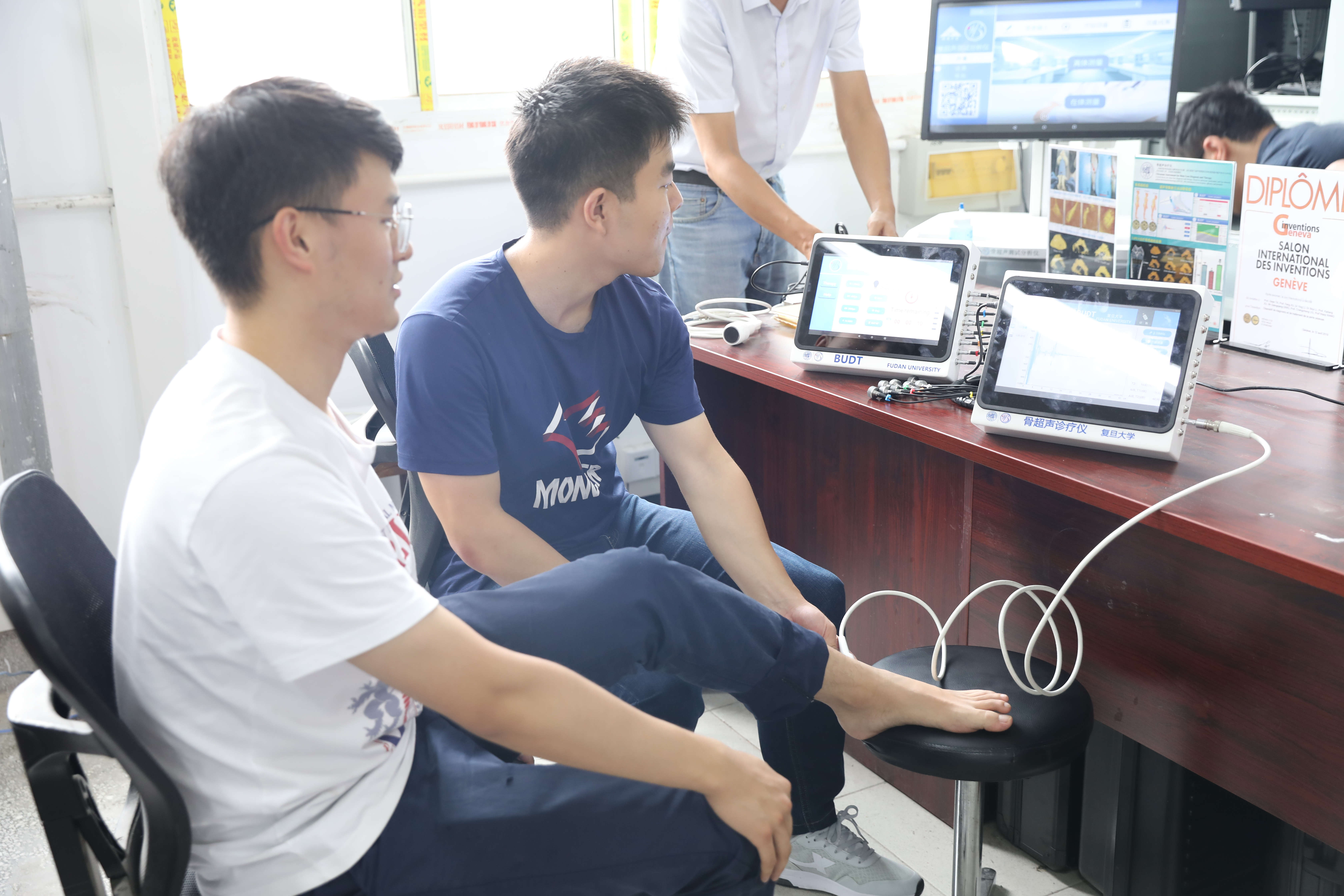 团队成员模拟演示操作2 摄影：杨泽璇.jpg