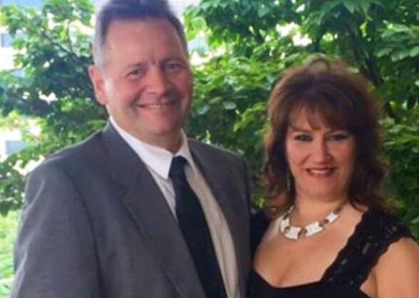 约翰?埃文斯和妻子(图源:Facebook)