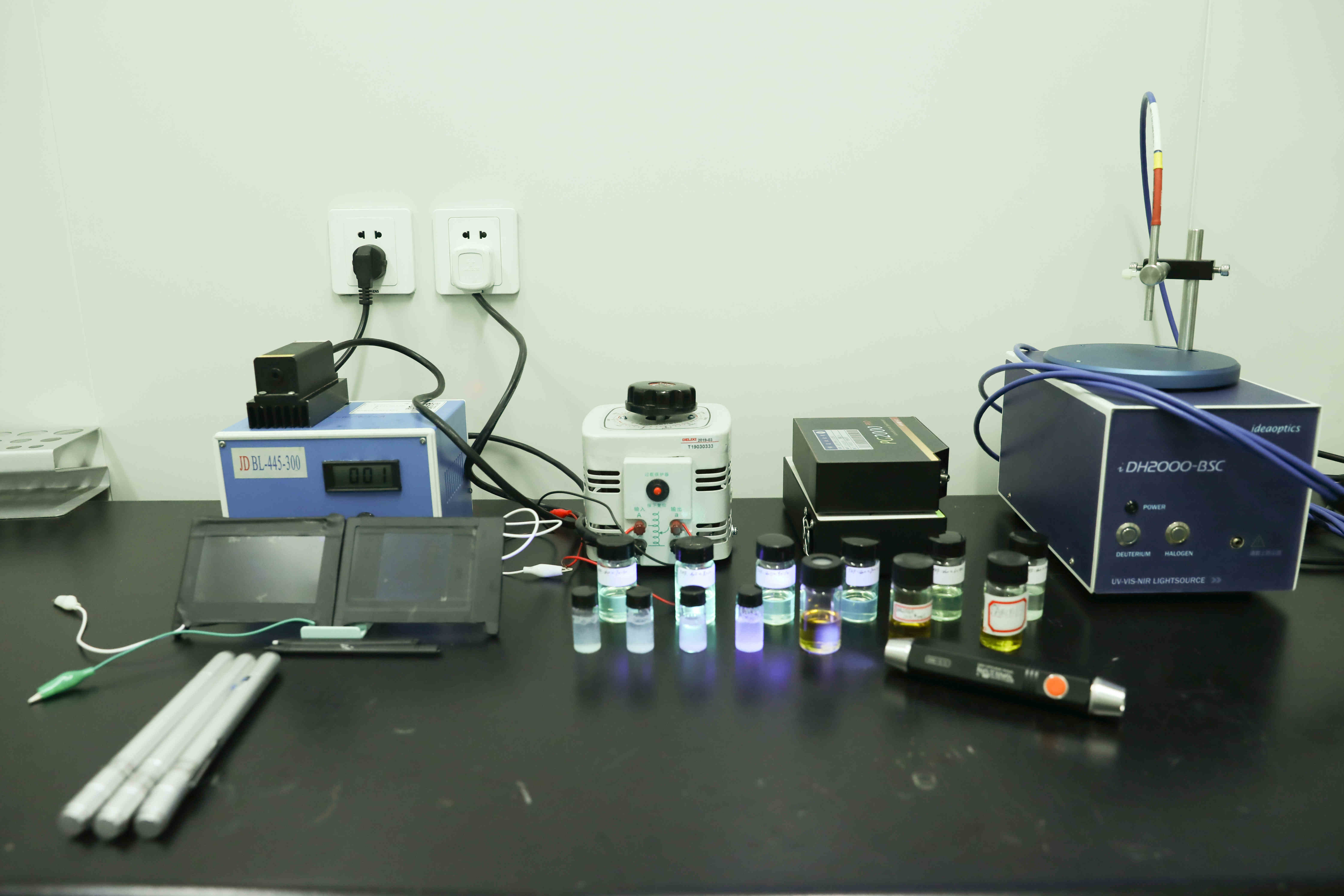 各波长激光器、光谱仪、变压器、光响应“光子墨水”及液晶手写板原型器件 摄影：杨泽璇.jpg