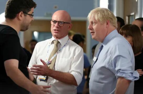 英首相约翰逊参观医院又被怼：你来这里就为了上新闻