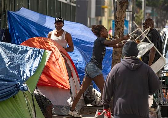 为严防流浪者过夜,旧金山居民筹款在街头放置巨石