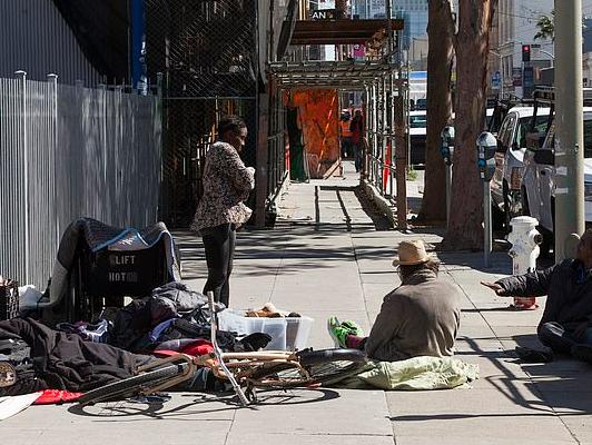 为严防流浪者过夜,旧金山居民筹款在街头放置巨石