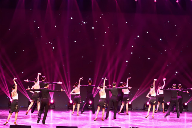 上海市群星职业技术学校表演《舞蹈青春》 谈乐达摄_meitu_2.jpg