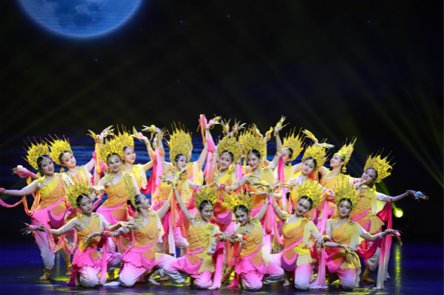 上海市中职学生星光舞蹈团表演舞蹈《龙门彩塑》 谈乐达摄_meitu_5.jpg
