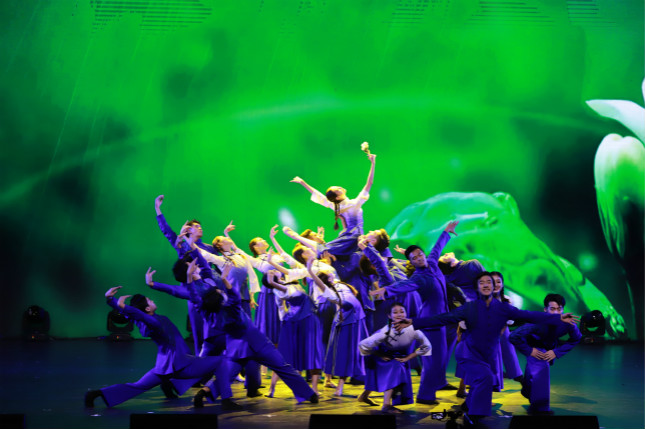 上海戏剧学院附属舞蹈学校表演《茉莉芬芳》谈乐达摄_meitu_8.jpg