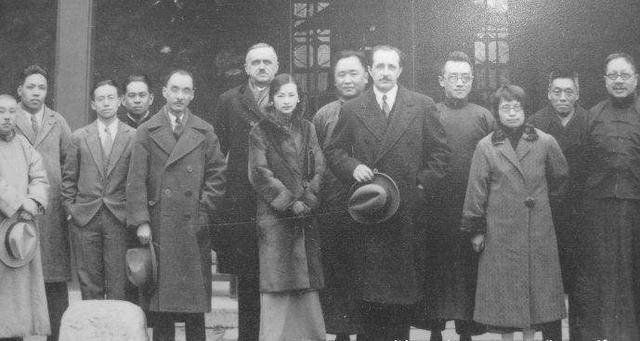 1919年杜威来华，与中国学者合影.jpg