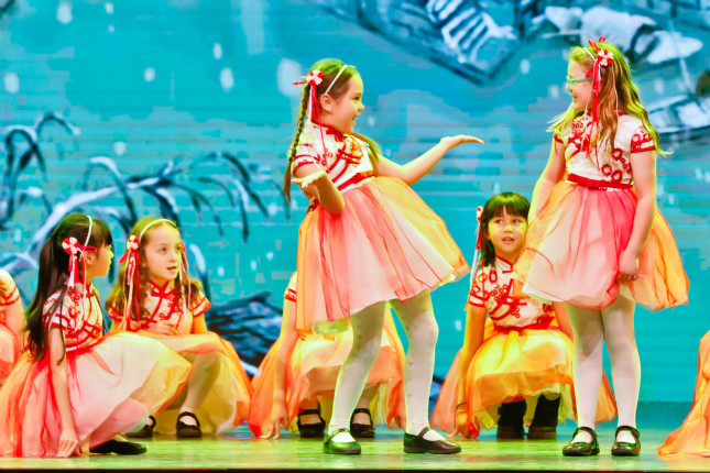 上海惠灵顿外籍人员子女学校表演演讲+上海童谣串烧《我爱上海话》（林俊樑  摄）_meitu_1.jpg