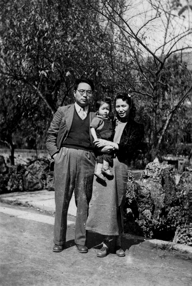 1945年靳以与妻女摄于重庆夏坝复旦新村（章洁思提供）.jpg