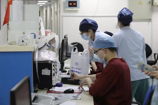 护士站一番忙碌景象，电话不断