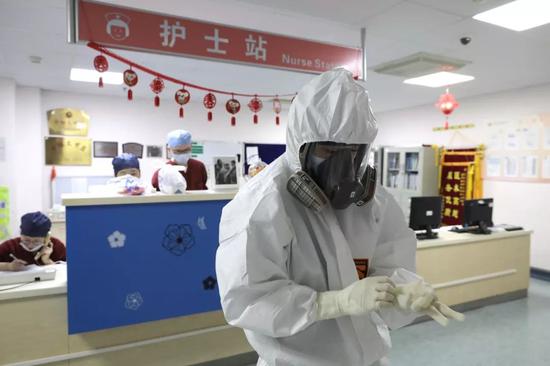 医护人员进入病房前“全副武装”，没有一丝马虎