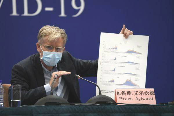 2月24日，世界卫生组织先遣组总干事高级顾问布鲁斯·艾尔沃德在北京举行的新闻发布会上讲话。（新华社）_meitu_36.jpg