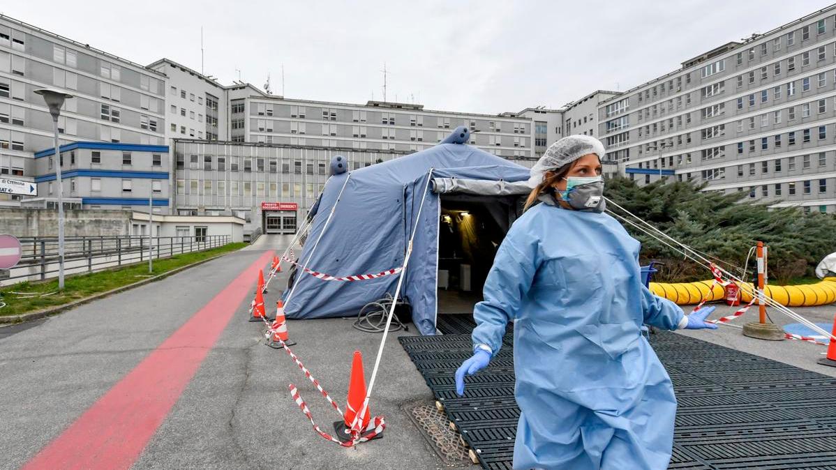 意大利医院外搭起的临时充气帐篷 图片来源：美联社.jpg