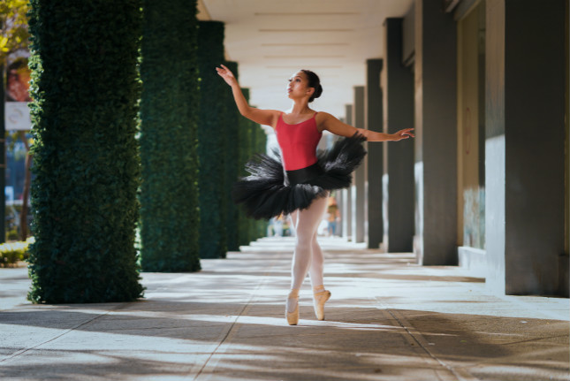photo-of-a-ballet-dancer-posing-3152435 (1)_meitu_1.jpg