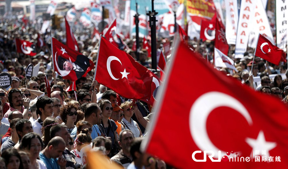 当地时间2013年6月9日，土耳其伊斯坦布尔，大规模抗议示威活动持续。.jpg
