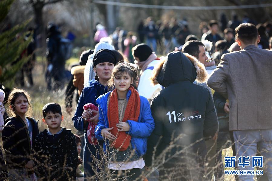 在土耳其埃迪尔内，难民和非法移民步行前往土耳其与希腊边境。新华社发.jpg