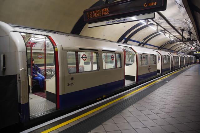 3月20日，在英国伦敦，地铁车厢内乘客稀少。（新华社发）.jpeg