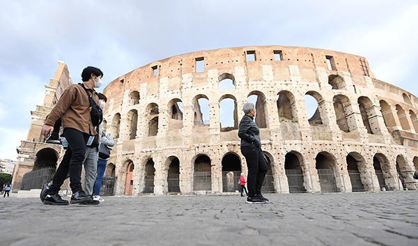 3月4日，在意大利罗马，几名游客戴着口罩参观斗兽场。 新华社 图.jpg