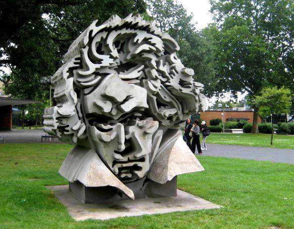 任海杰3：德国波恩的贝多芬雕塑.jpg