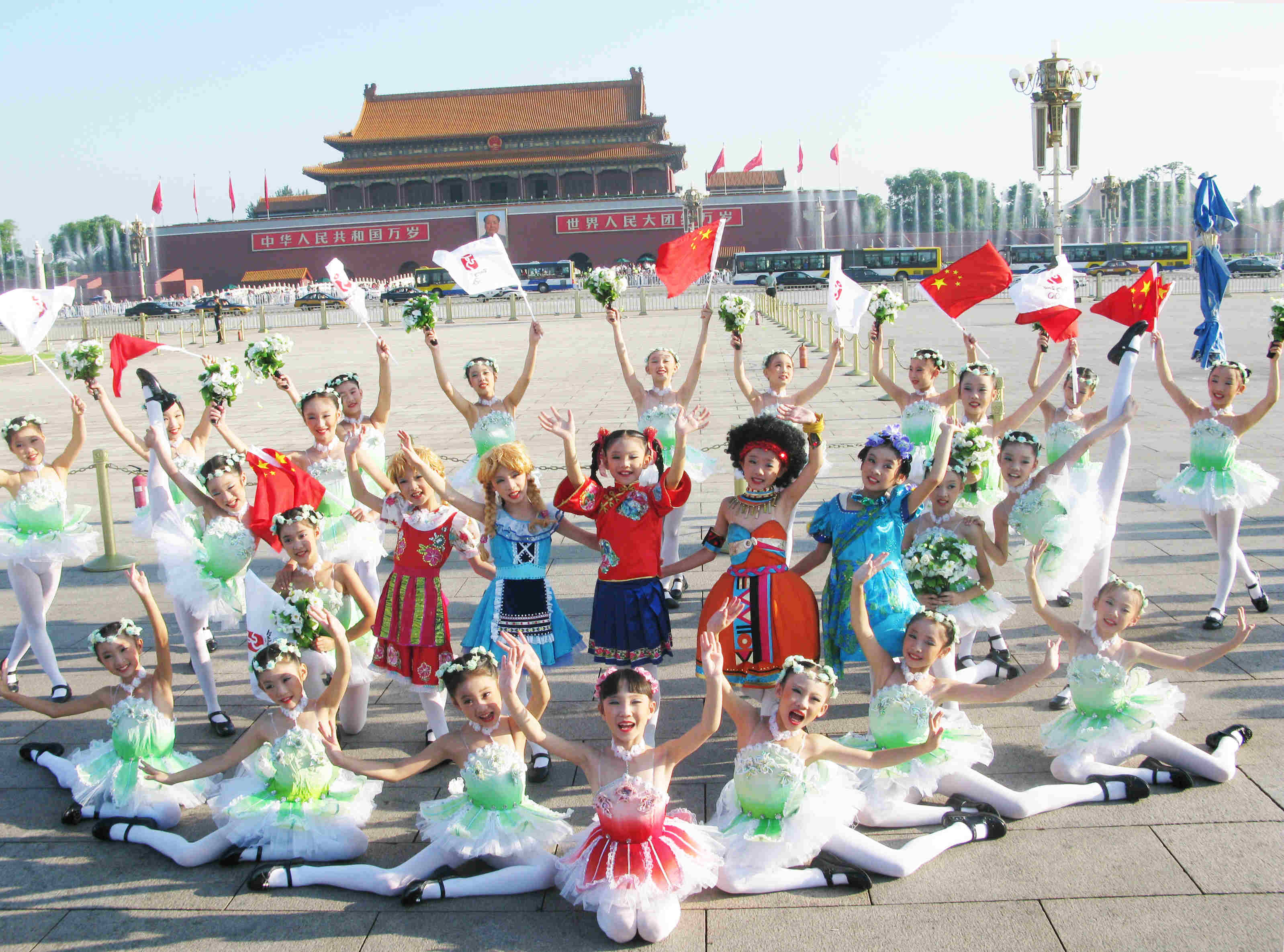 2008年7月31日至8月5日，小伙伴艺术团师生一行58人赴北京参加城市奥运文化广场演出.jpg