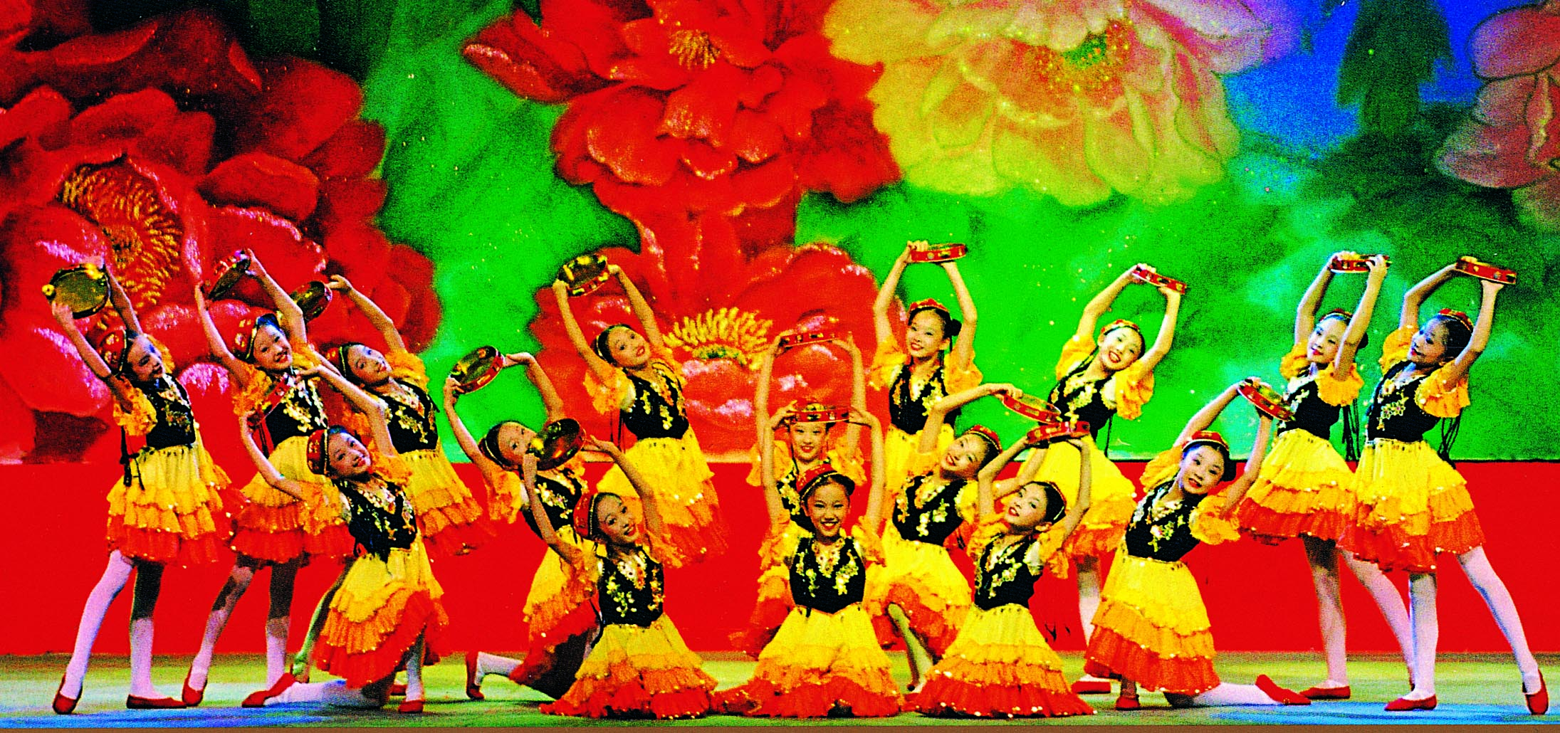 2001年10月20日，小伙伴艺术团参加APEC经济体领导人晚宴演出，表演舞蹈《新世纪﹒中国风》，并获中共上海市委宣传部嘉奖令.jpg
