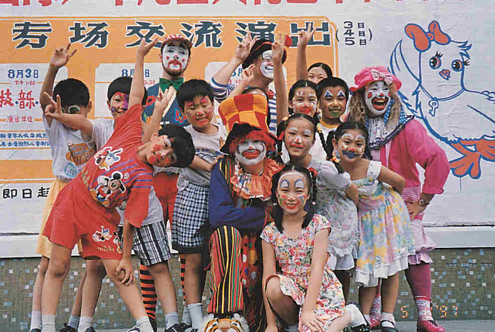 2002年11月11日至18日，小伙伴艺术团影视戏剧木偶团首次赴新加坡，参加“亚洲儿童节”活动及闭幕式.jpg