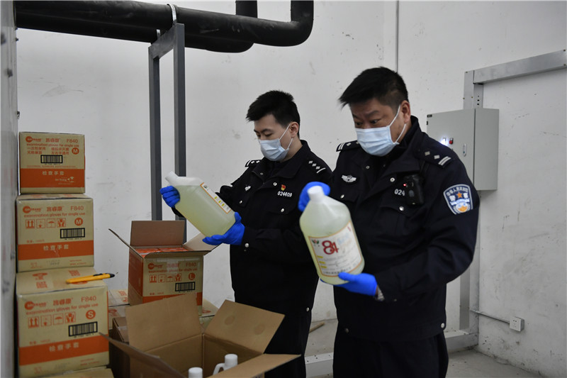 疫情期间,长宁公安经侦支队连续破获多起制售假冒防疫物资案件.jpg