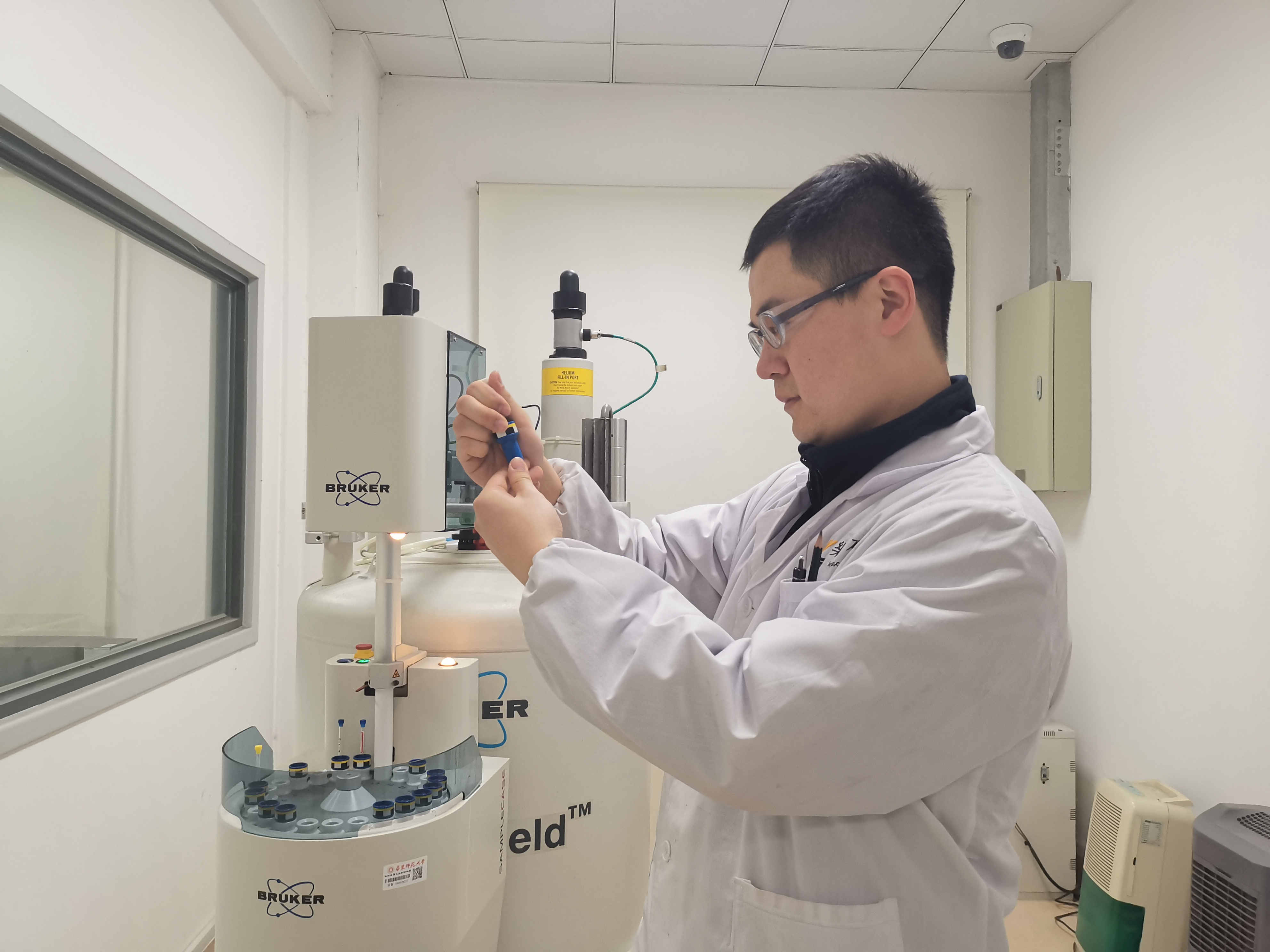 腊月二十三小年夜，在华东师大的化学楼里，博士生穆博帅仍在忙着他的课题实验.jpg