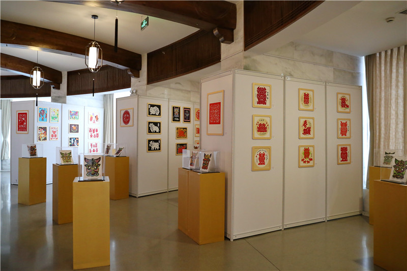 “指上生花，百牛贺新岁”——华兴富撕纸艺术师生展.jpg