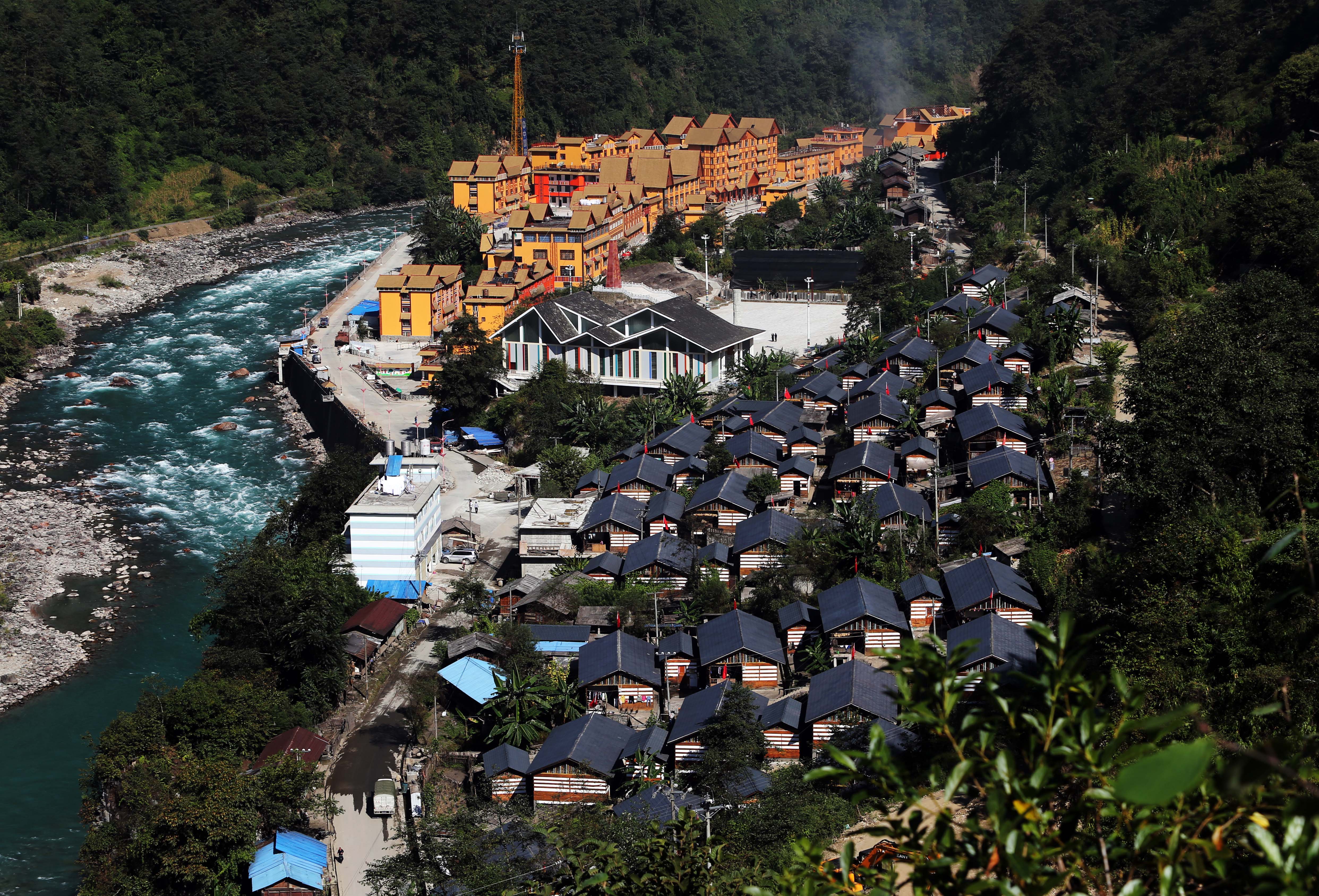 图1-1 独龙族聚居区之独龙江乡孔当村新貌.JPG